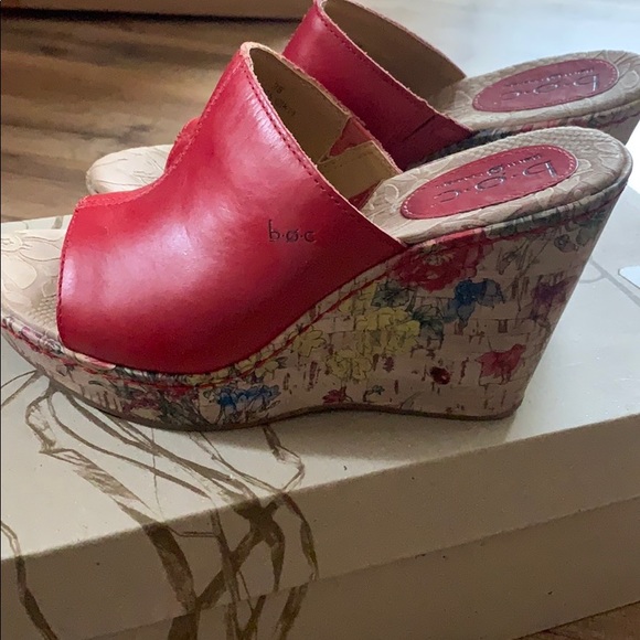 NIB box Red Wedge
